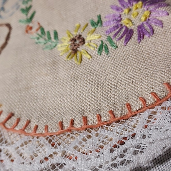 Vintage Embroidered Handmade Oval Table Cover With Floral Design Edge With Lace - Picture 7 of 7